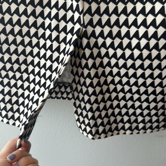 Banana Republic EUC Geometric High Waisted Black and White Midi Pencil Skirt - Picture 5 of 8